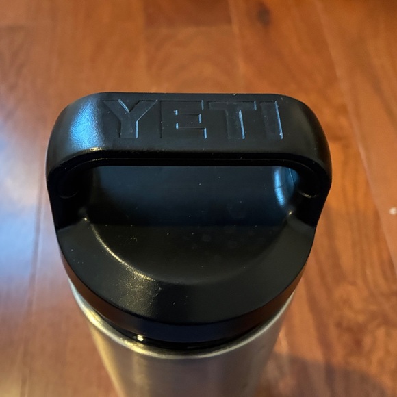 YETI 18oz Silver Bottle with Black Cap - Picture 3 of 6